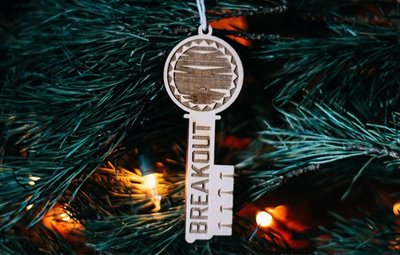 Wooden key-shaped ornament on a tree that says Breakout Waikiki